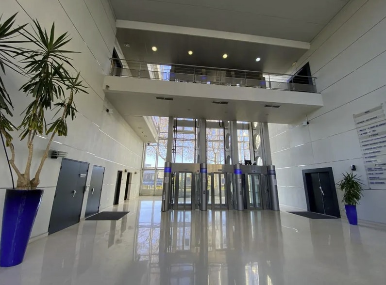 Office in Alfortville for lease - Lobby - Image 3 of 3