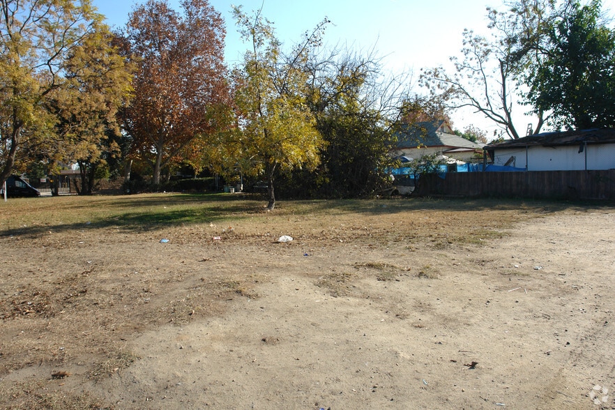 469 E Valeria St, Fresno, CA à vendre - Photo du bâtiment - Image 2 de 5
