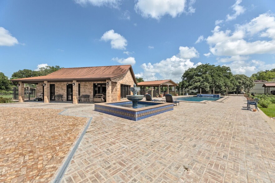 1226 County Road 201A, Angleton, TX à vendre - Photo du bâtiment - Image 3 de 38