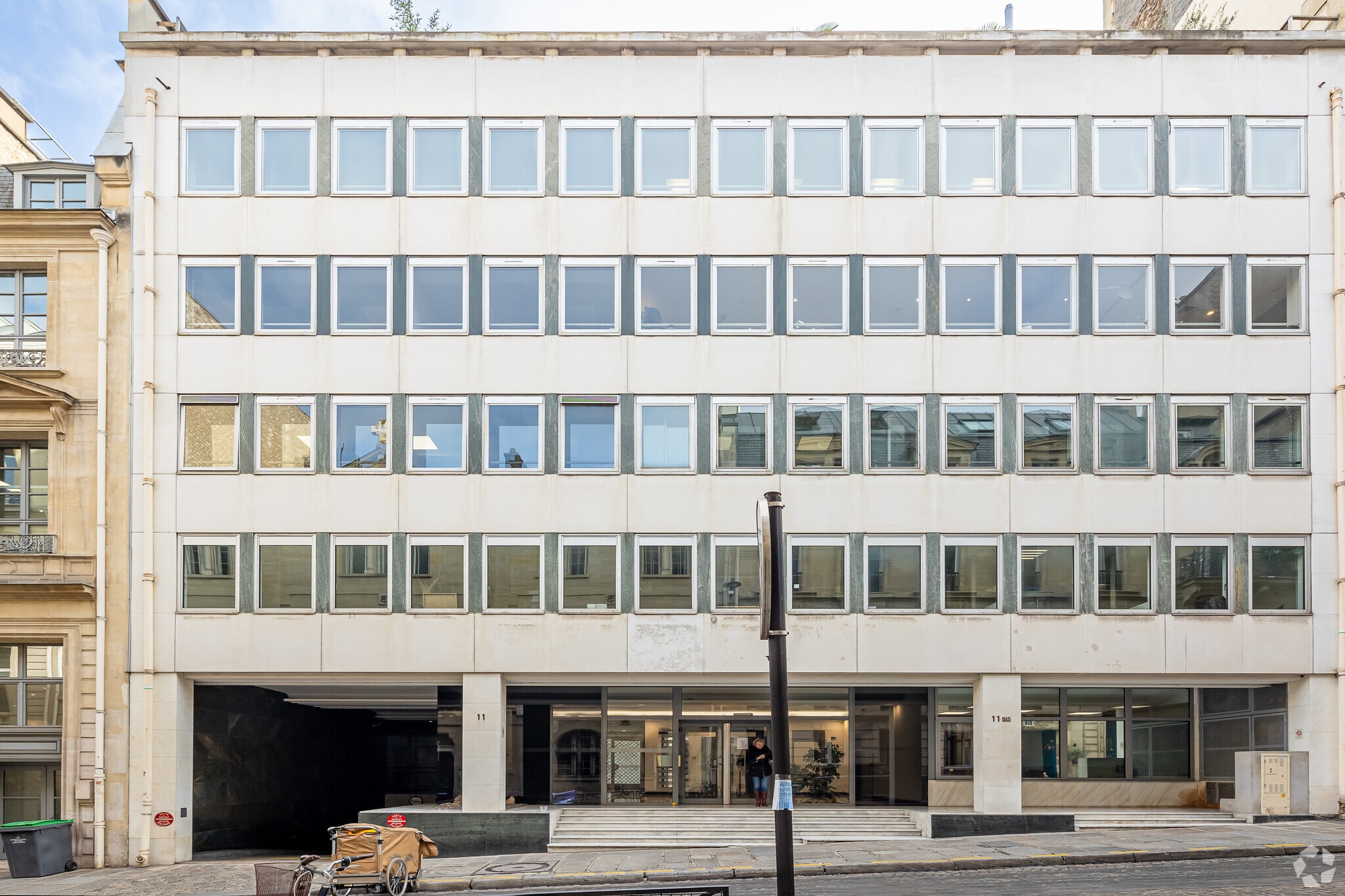 11-11 Rue Christophe Colomb, Paris à louer Photo principale- Image 1 de 19