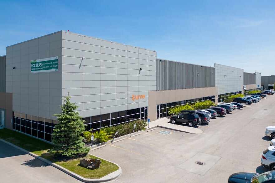 10725 25th St NE, Calgary, AB à louer - Photo du bâtiment - Image 2 de 6