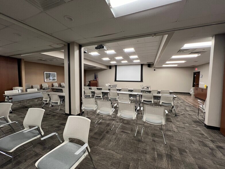 1 Empire Dr, Rensselaer, NY for lease - Interior Photo - Image 3 of 13