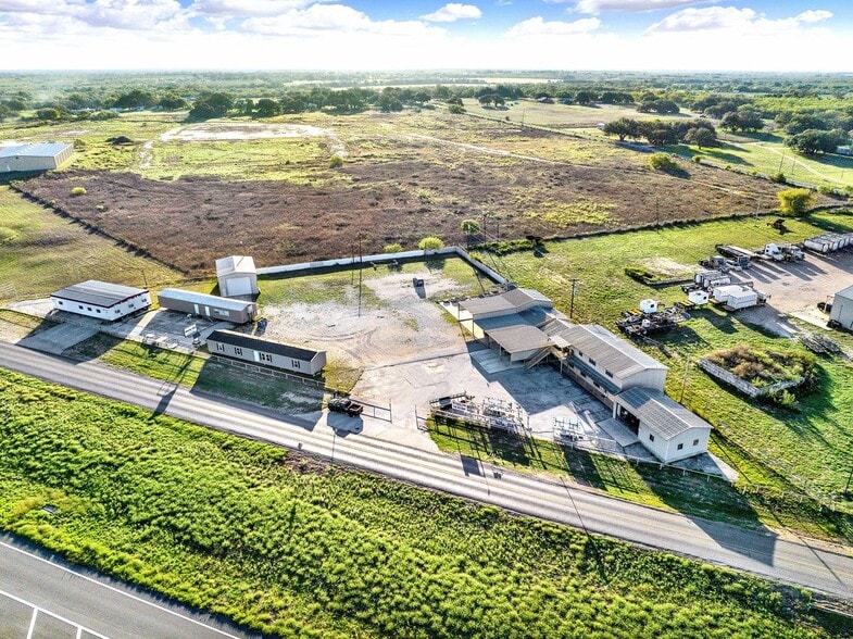 389 Interstate 35 S, Devine, TX for lease - Building Photo - Image 3 of 51