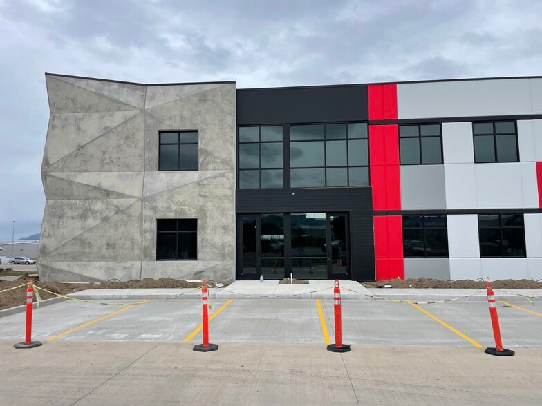 4145 W 8370 S, West Jordan, UT for lease - Building Photo - Image 2 of 10