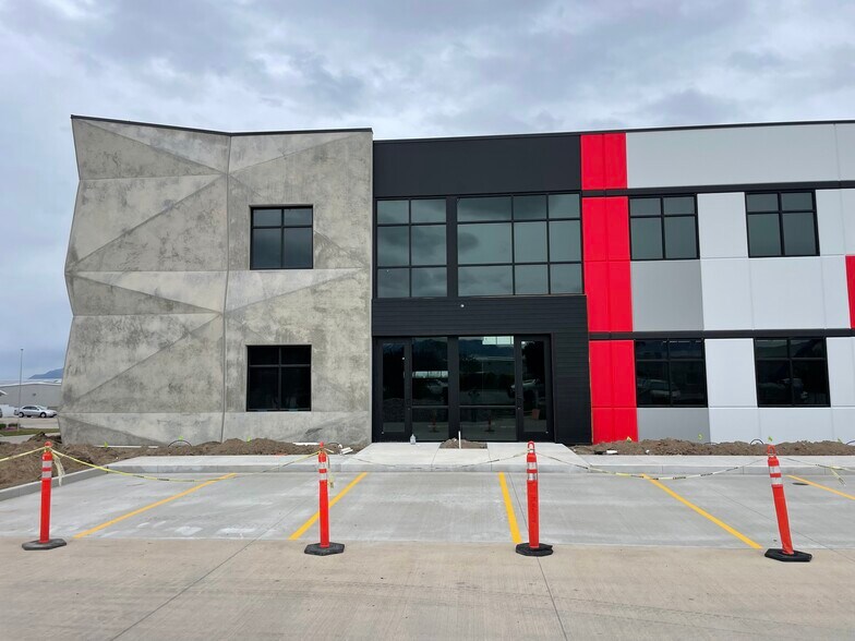 4145 W 8370 S, West Jordan, UT à louer - Photo du bâtiment - Image 2 de 10