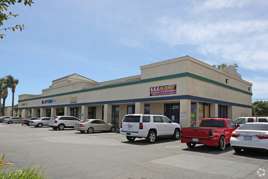 2521 W McFadden Ave, Santa Ana, CA à louer - Photo du bâtiment - Image 1 de 3