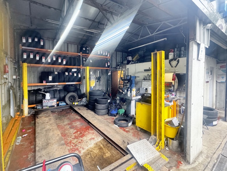 679 Manchester Road, Huddersfield for sale - Interior Photo - Image 3 of 6