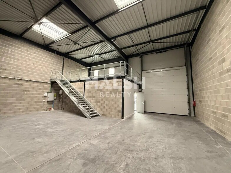 Flex in Chassieu for lease - Interior Photo - Image 2 of 6