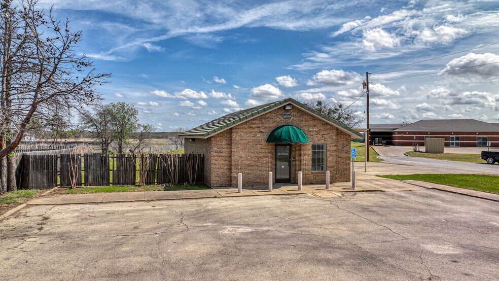 107 Fannin St, Millsap, TX à vendre - Photo du bâtiment - Image 3 de 22