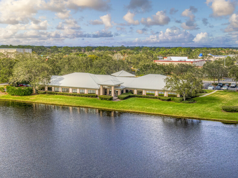 215 Baytree Dr, Melbourne, FL à louer - Photo du b timent - Image 3 de 18