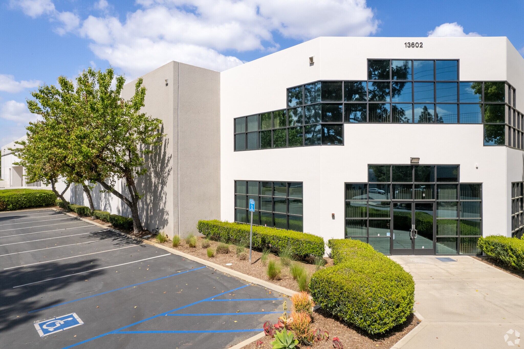 13602 12th St, Chino, CA à louer Photo principale- Image 1 de 10