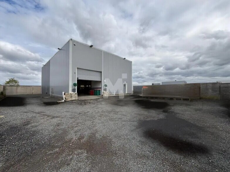 Bureau dans Égly à louer - Photo du bâtiment - Image 2 de 7