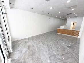 483 Mandalay Ave, Clearwater Beach, FL for lease Interior Photo- Image 2 of 16