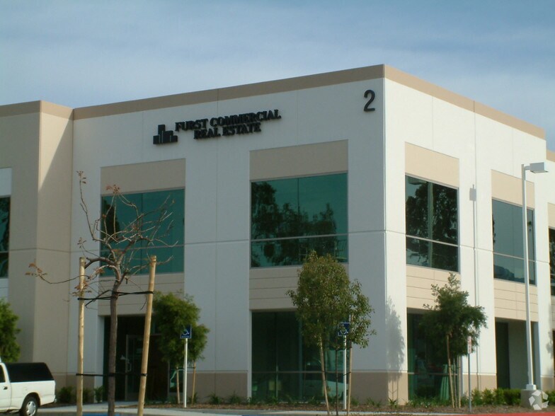 2 Hughes, Irvine, CA à vendre - Photo du bâtiment - Image 2 de 9