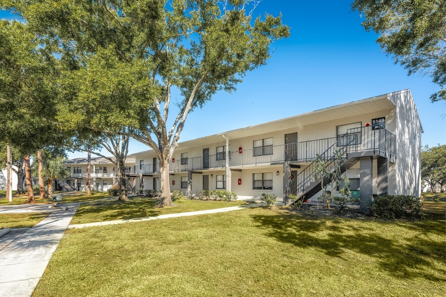 16321 Bolesta Rd, Clearwater, FL à vendre - Photo principale - Image 1 de 30