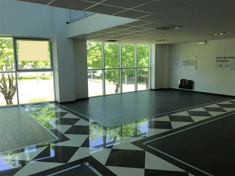 Bureau dans Torcy à louer - Photo du bâtiment - Image 1 de 9