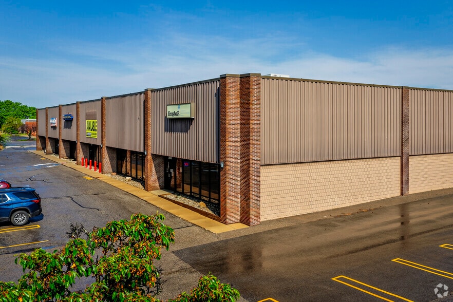 28188 Schoolcraft Rd, Livonia, MI for lease - Primary Photo - Image 1 of 5