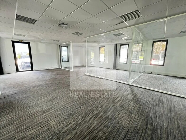 Office in Vaulx-Milieu for lease - Interior Photo - Image 1 of 11