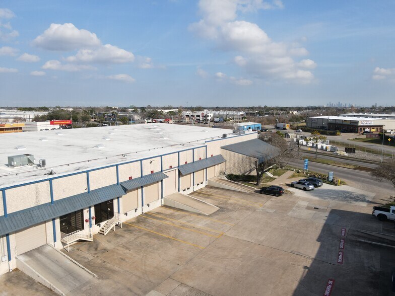 8700 Clay Rd, Houston, TX à louer - Photo du bâtiment - Image 2 de 5