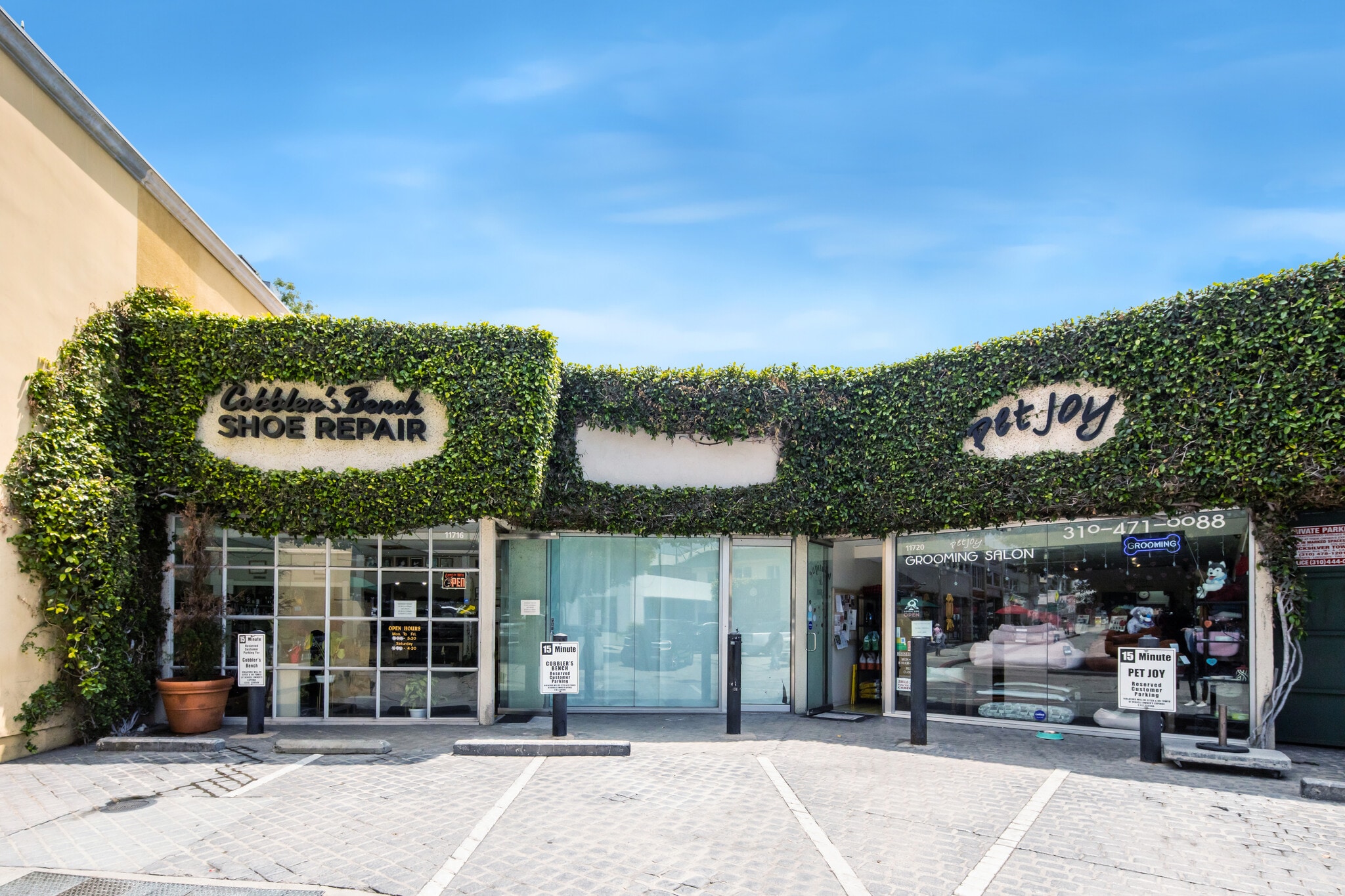 131-147 Barrington Ave, Los Angeles, CA à louer Photo du bâtiment- Image 1 de 7