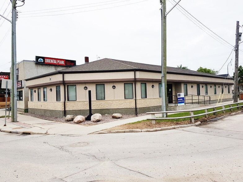 309 Youville St, Winnipeg, MB à vendre - Photo du bâtiment - Image 2 de 6