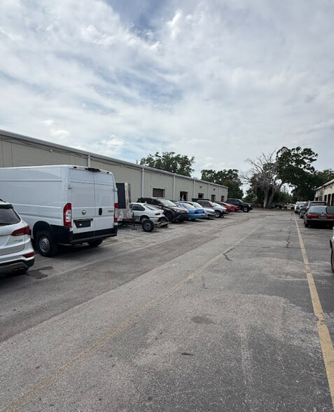 4211 N Orange Blossom Trl, Orlando, FL à louer - Photo du bâtiment - Image 3 de 5