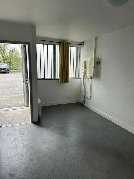 Flex in Le Haillan for lease - Interior Photo - Image 3 of 6