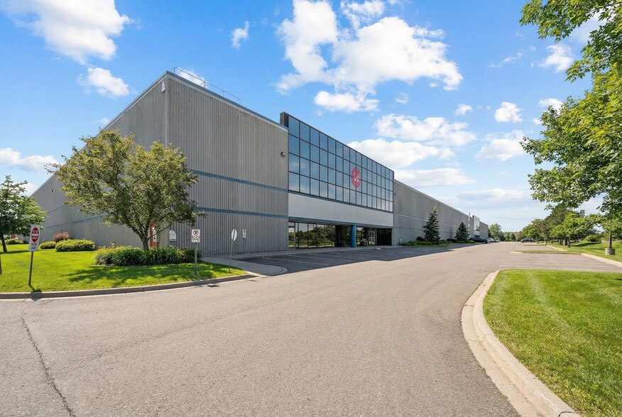 200 Chrysler Dr, Brampton, ON for lease - Building Photo - Image 3 of 5
