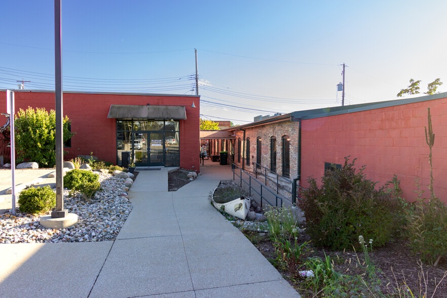 1213 Center St, Lansing, MI for lease - Building Photo - Image 2 of 36