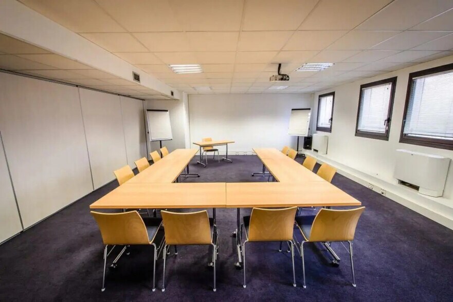 20-22 Rue Des Petits Hôtels, Paris for lease - Interior Photo - Image 2 of 5