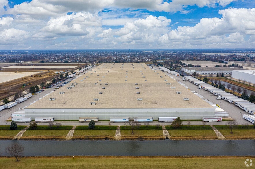 901 Carlow Dr, Bolingbrook, IL for lease - Aerial - Image 3 of 8