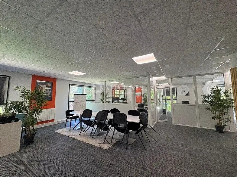 Bureau dans Montigny-le-Bretonneux à louer - Photo intérieure - Image 3 de 3