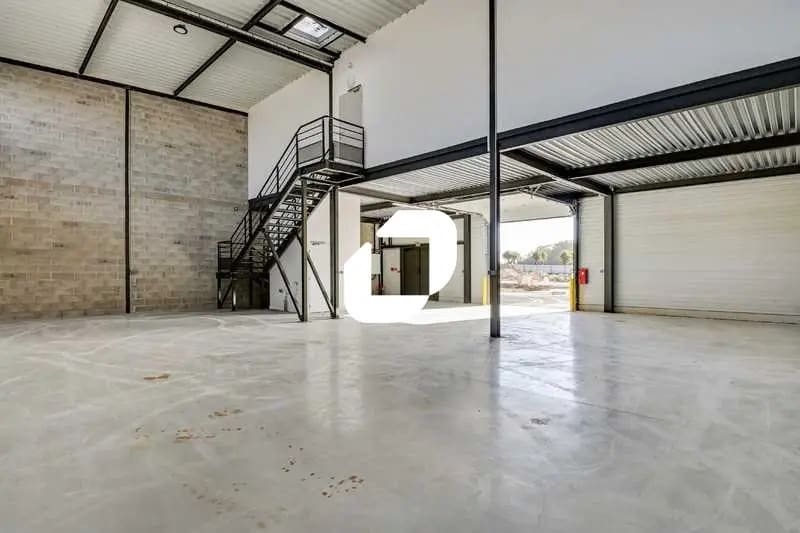 Flex in Marcoussis for lease - Interior Photo - Image 2 of 12