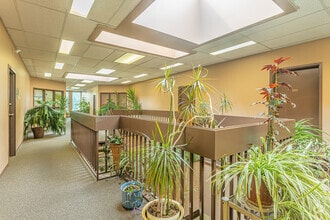 8708-8722 51 Av NW, Edmonton, AB à louer Photo intérieure- Image 2 de 2