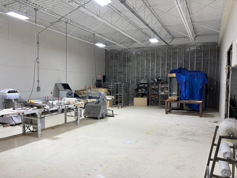 4671-4685 E 11th Ave, Hialeah, FL for lease - Building Photo - Image 3 of 14