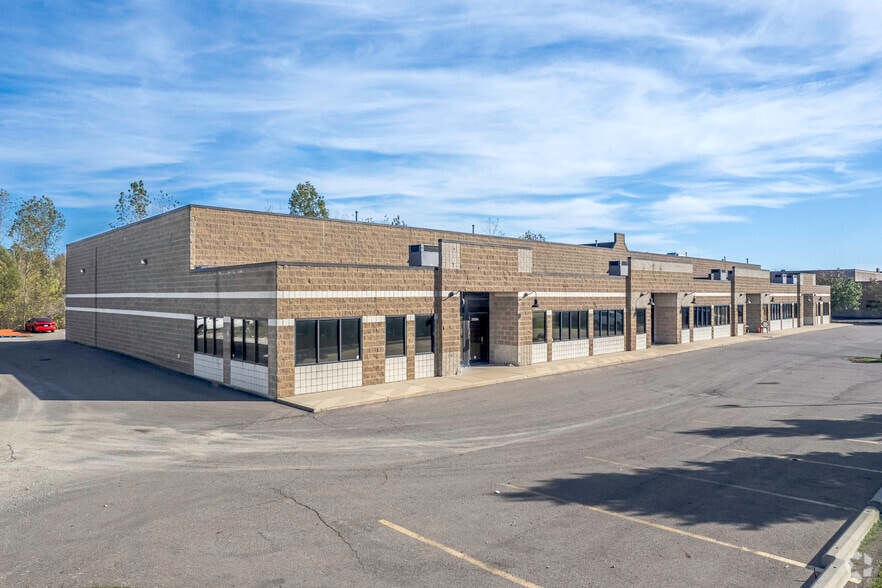 29234-29248 Lyon Oaks Dr, Wixom, MI for lease - Building Photo - Image 2 of 8