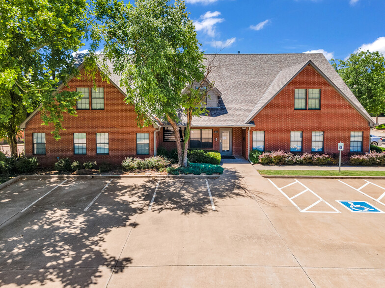 1900 E 15th St, Edmond, OK for lease - Building Photo - Image 1 of 1