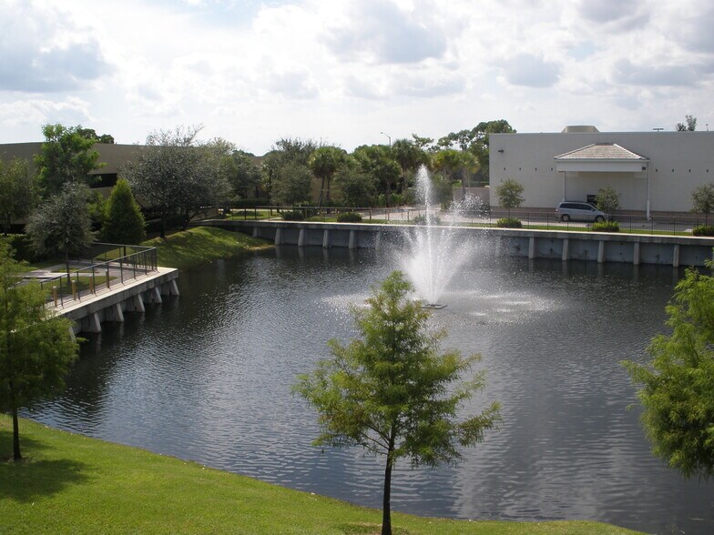 8100-8110 Royal Palm Blvd, Coral Springs, FL à louer - Photo du bâtiment - Image 2 de 12