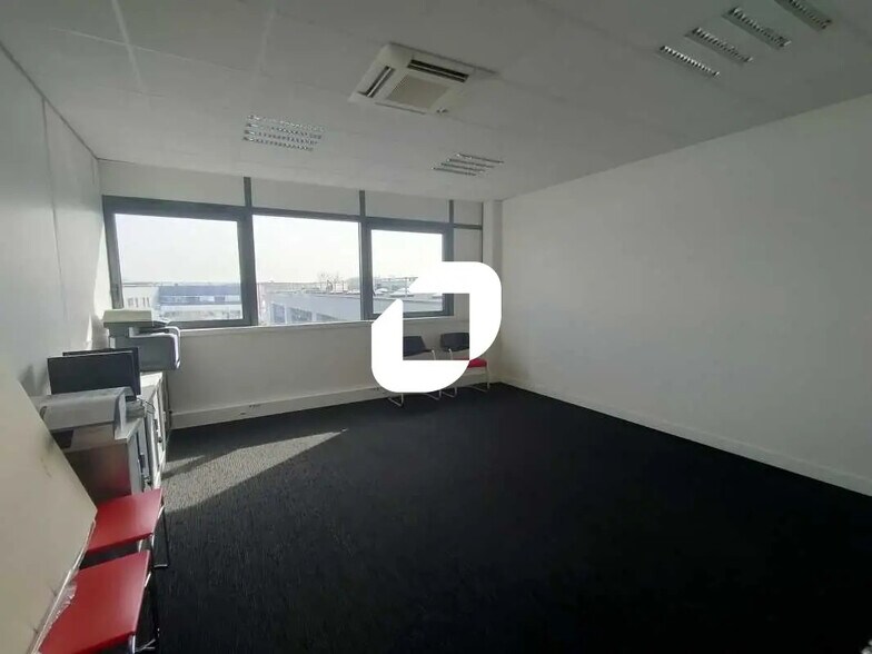 Office in Saclay for lease - Interior Photo - Image 1 of 7