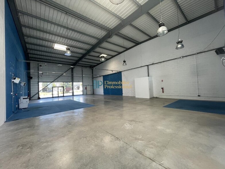 Retail in Lorient for lease - Interior Photo - Image 2 of 3