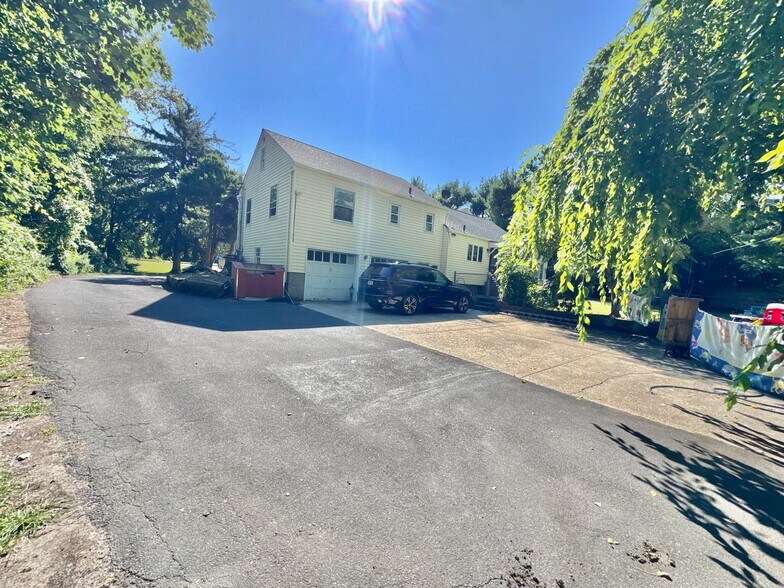 329 Deer Park Rd, Dix Hills, NY à vendre - Photo du bâtiment - Image 2 de 43