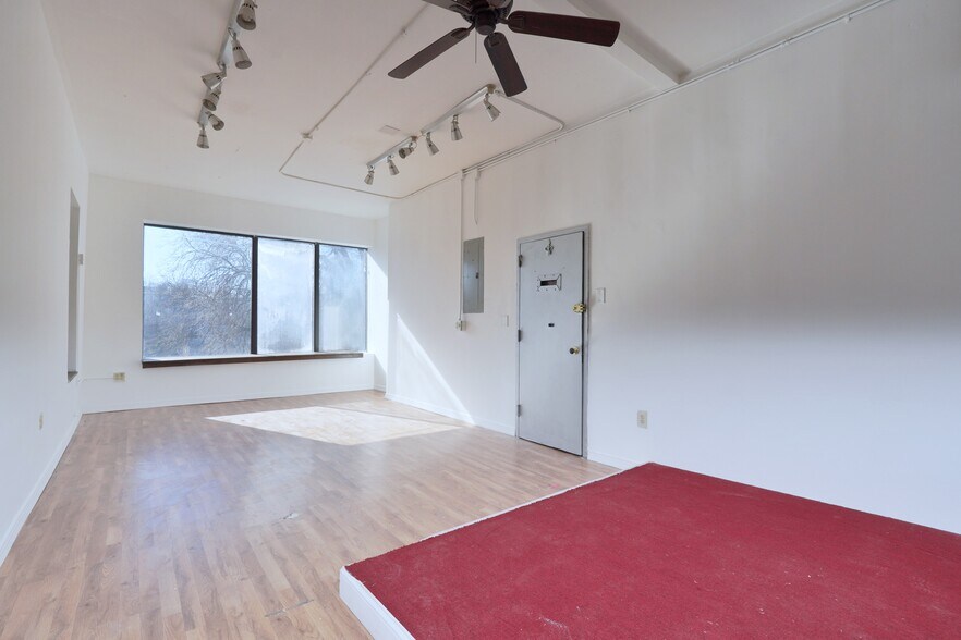 225 34th St, Brooklyn, NY for lease - Interior Photo - Image 2 of 13