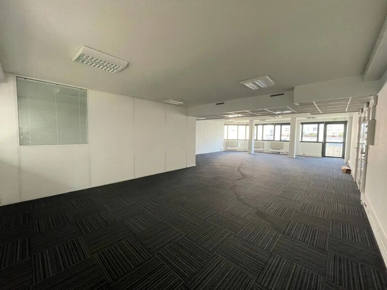 Office in Lyon for lease - Interior Photo - Image 2 of 19