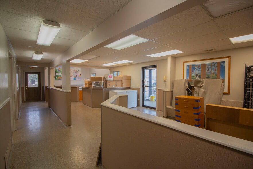 32251 E Red Arrow Hwy, Paw Paw, MI à vendre - Photo intérieure - Image 2 de 17