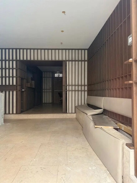 Retail in Paris for lease - Interior Photo - Image 1 of 3