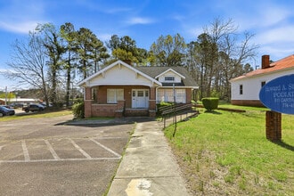 611 Carthage St, Sanford, NC à louer Photo intérieure- Image 2 de 38