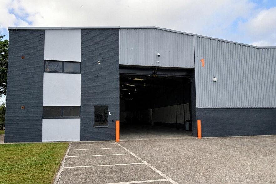 1 Jessops Way, Croydon for lease - Building Photo - Image 2 of 9