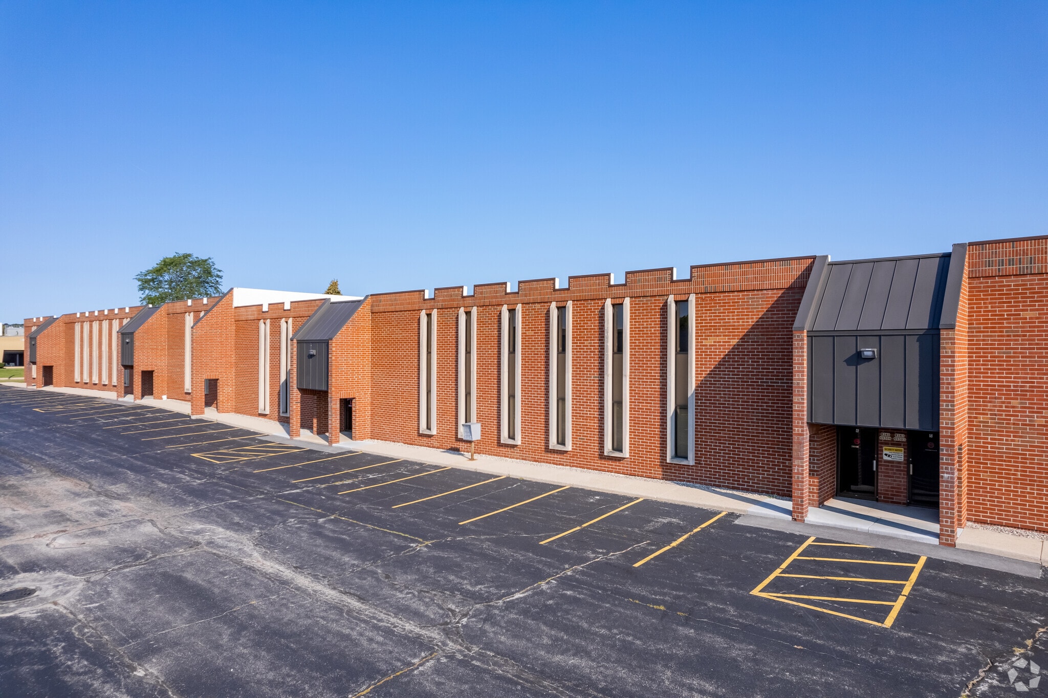 W141N9294-W141N9316 Fountain Blvd, Menomonee Falls, WI for lease Primary Photo- Image 1 of 7