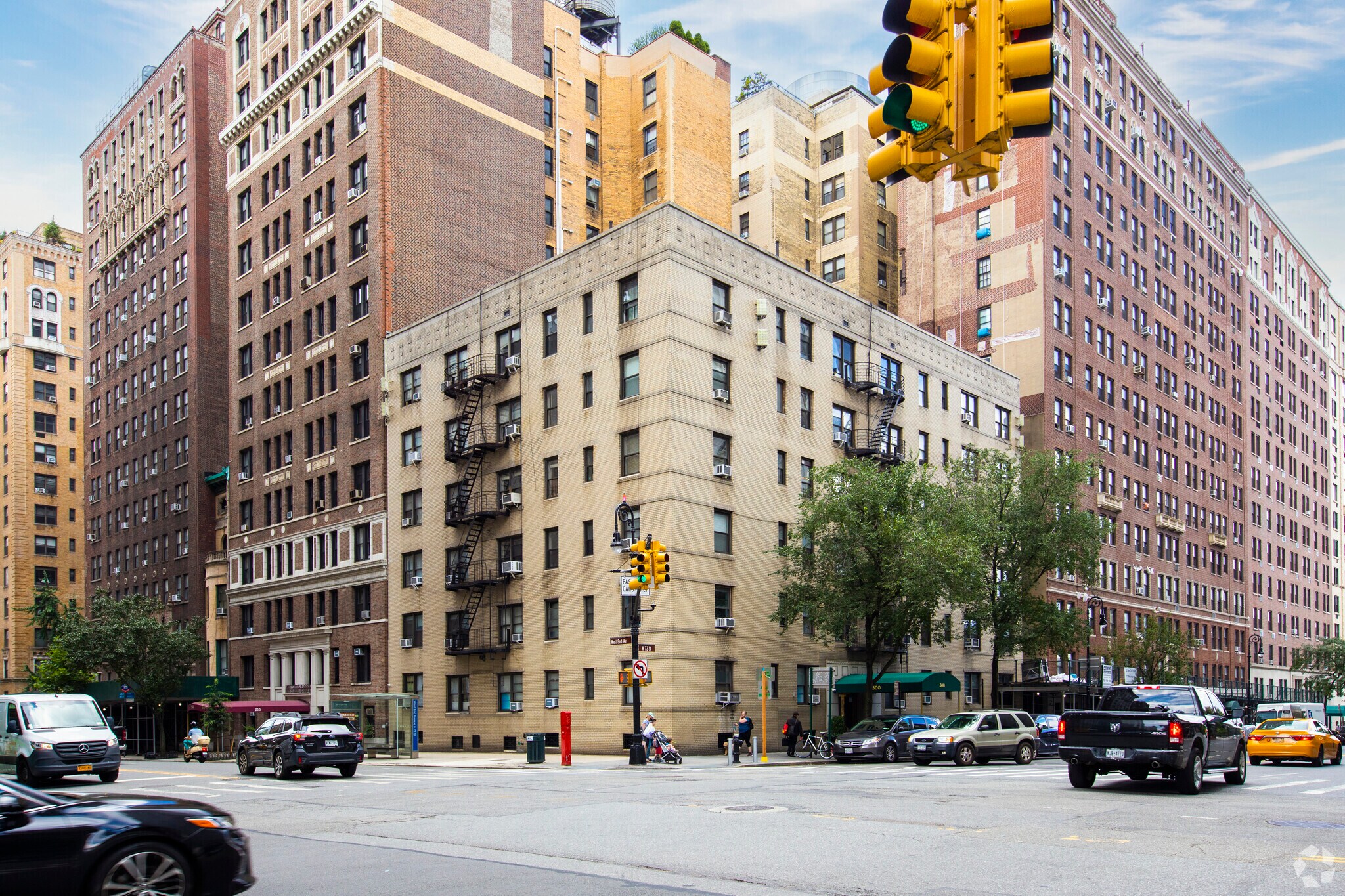 300 W 72nd St, New York, NY for sale Primary Photo- Image 1 of 5