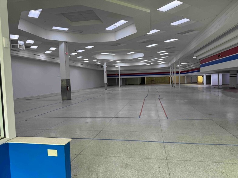 6495 Quivira Rd, Shawnee, KS for lease - Interior Photo - Image 3 of 5